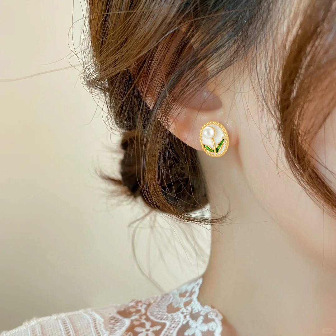 Estilo de palacio retro con incrustaciones de flores de perlas Pintura al óleo Pendientes de la serie de viento Nuevo estilo de lujo ligero Pendientes de sentido avanzado