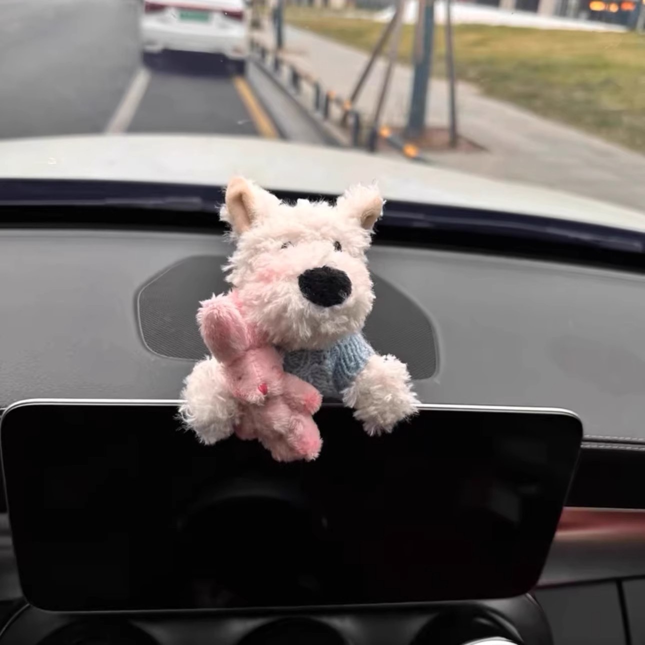 Lindo cachorro garabateado West Highland coche colgante decoración pantalla consola central accesorios de coche adornos de felpa
