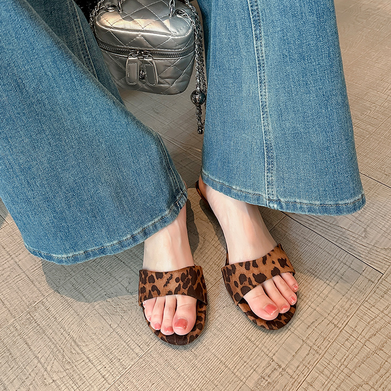 2025 verano nuevo estilo pantuflas de cuña con estampado de leopardo, tacones altos para mujer, temperamento francés versátil, sandalias y pantuflas