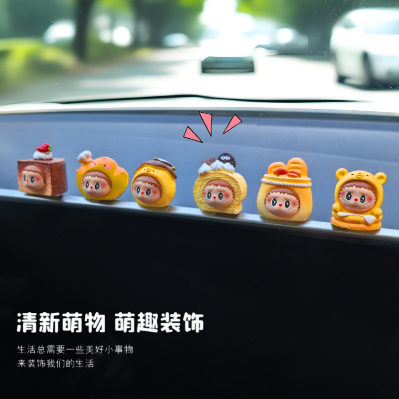 Pequeños adornos de coche dibujos animados muñeca linda creativa consola central de coche espejo retrovisor pantalla accesorios de coche