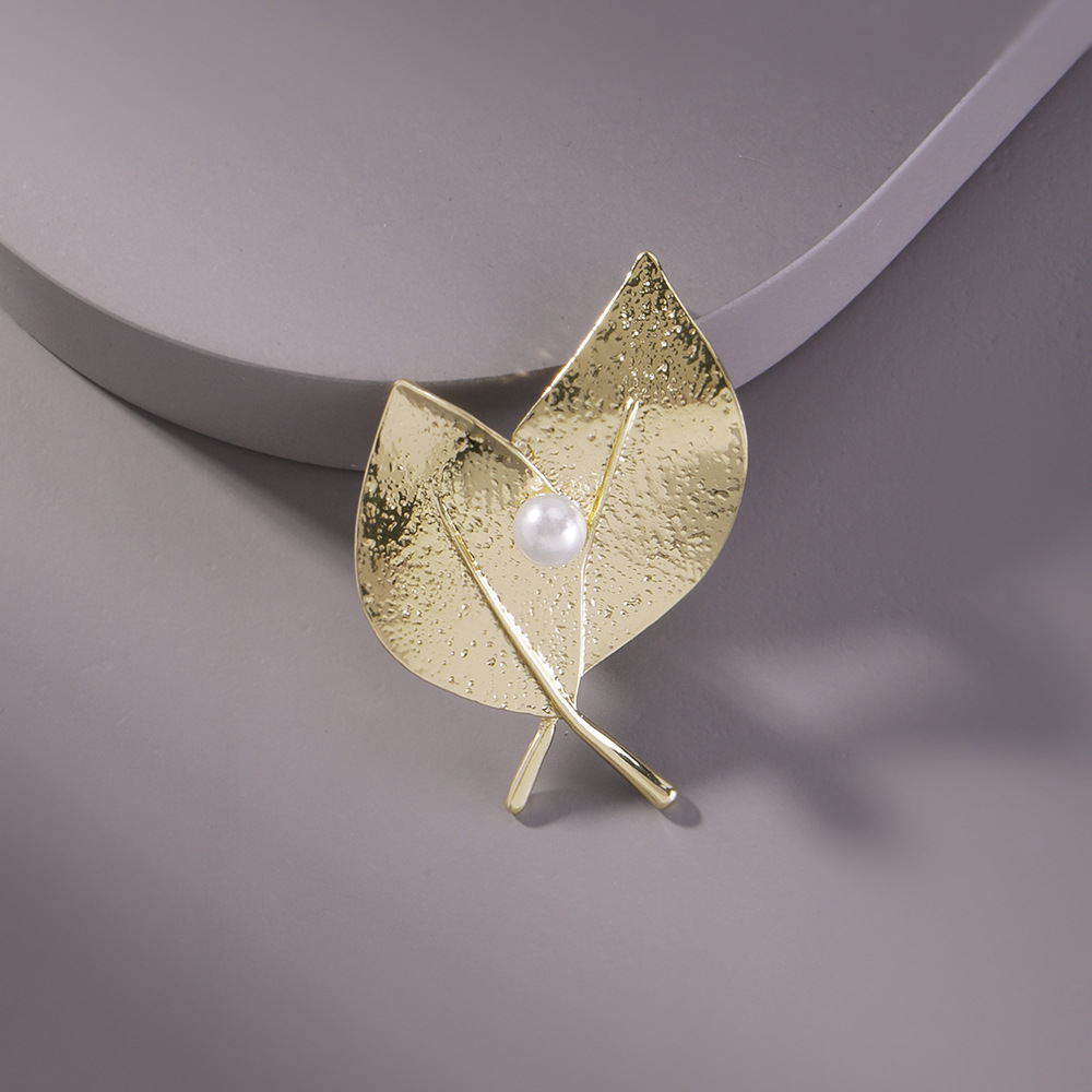 Fashion Imitation Pearl Geometric Leaf Brooch display picture 3