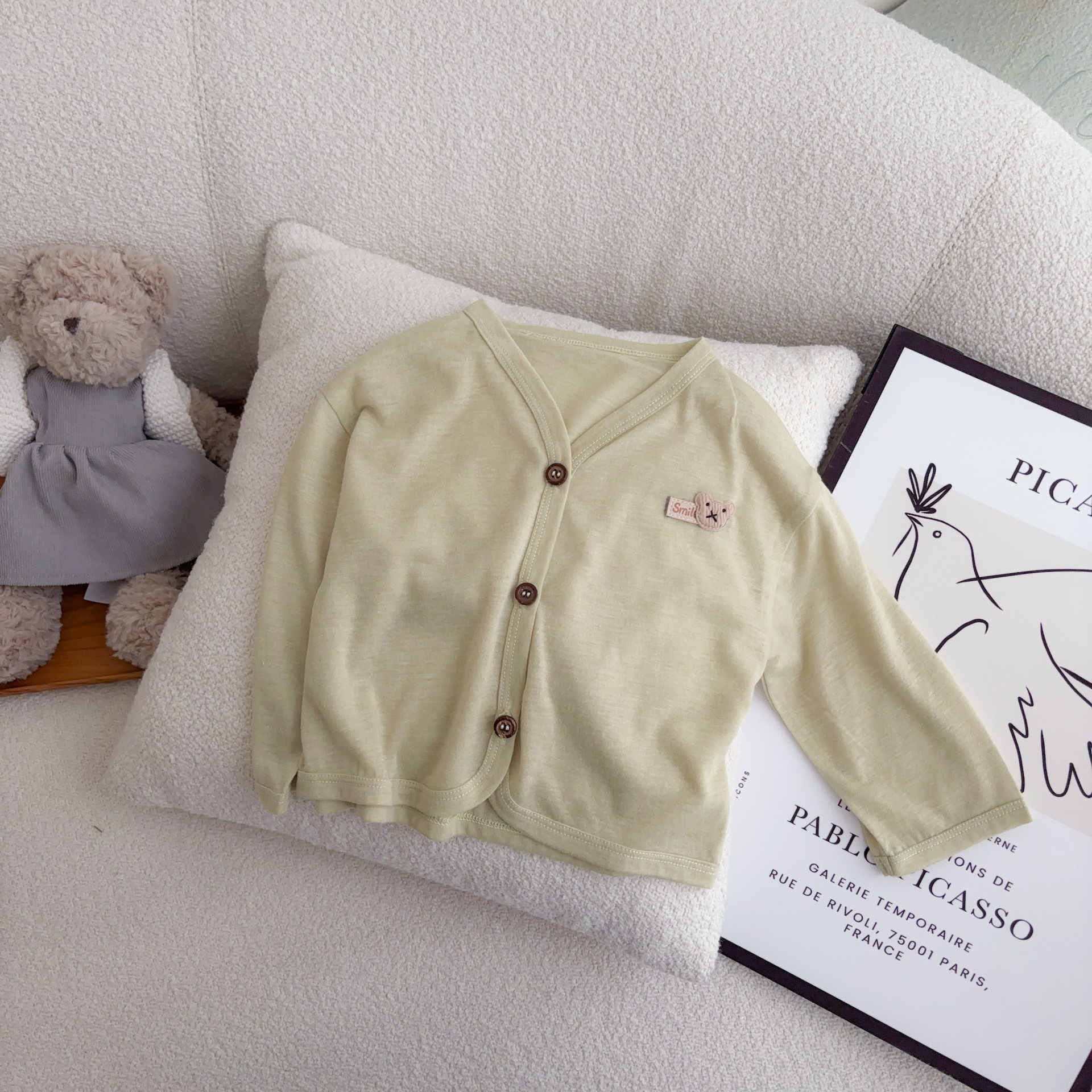 Ropa para niños coreanos, traje de bebé para niños, ropa de protección solar delgada de verano, camisola, pantalones cortos, traje de salida de tres piezas 1