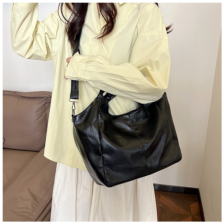 Cross-border large-capacity women's 2024 new style fashionable retro single-shoulder crossbody bag, trendy and simple commuter tote bag undefined