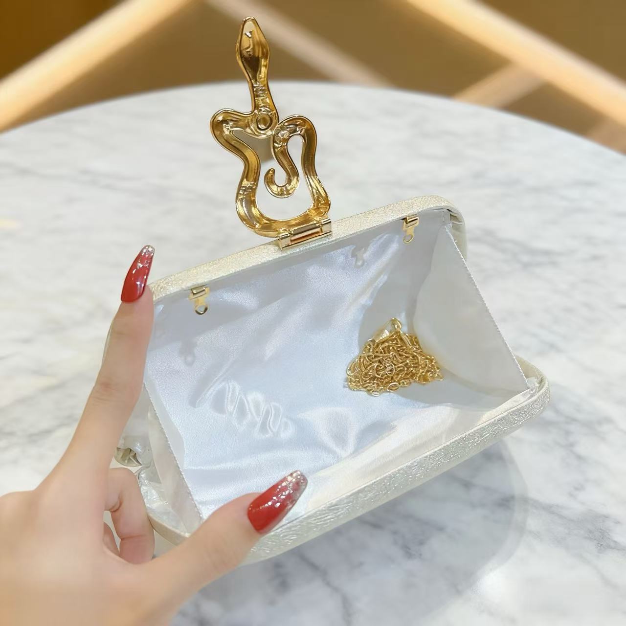 Transfronterizos damas lujosas cadenas bolsas de cena de cerradura de serpiente bolsas de noche de boda de alto nivel bolsas de mano