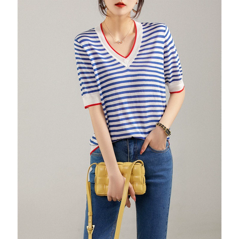 2023 Освежающая трикотажная футболка в праздничном стиле в сине-белую полоску с V-образным вырезом