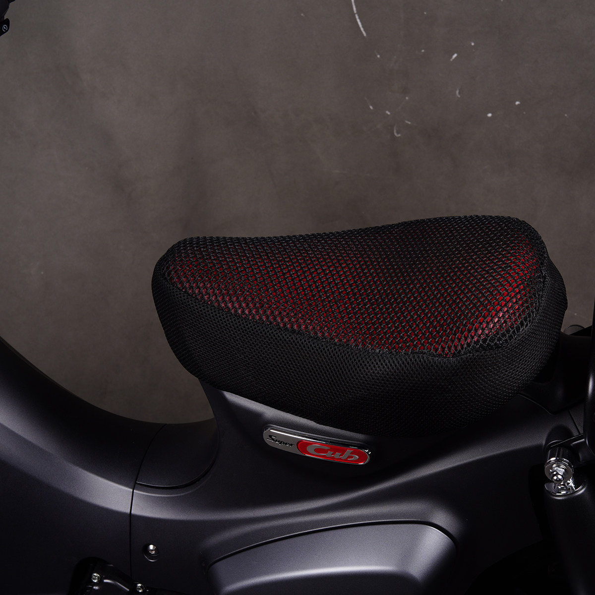 Suitable for Honda Super Cub C125 modified front seat cushion with heat-insulating mesh cover, breathable seat cover, black, direct fit