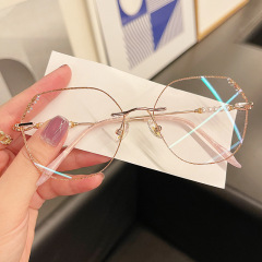 ネットの赤い新型のドリルの辺の人の魚の涙の老眼鏡は紫外線を防ぎます。