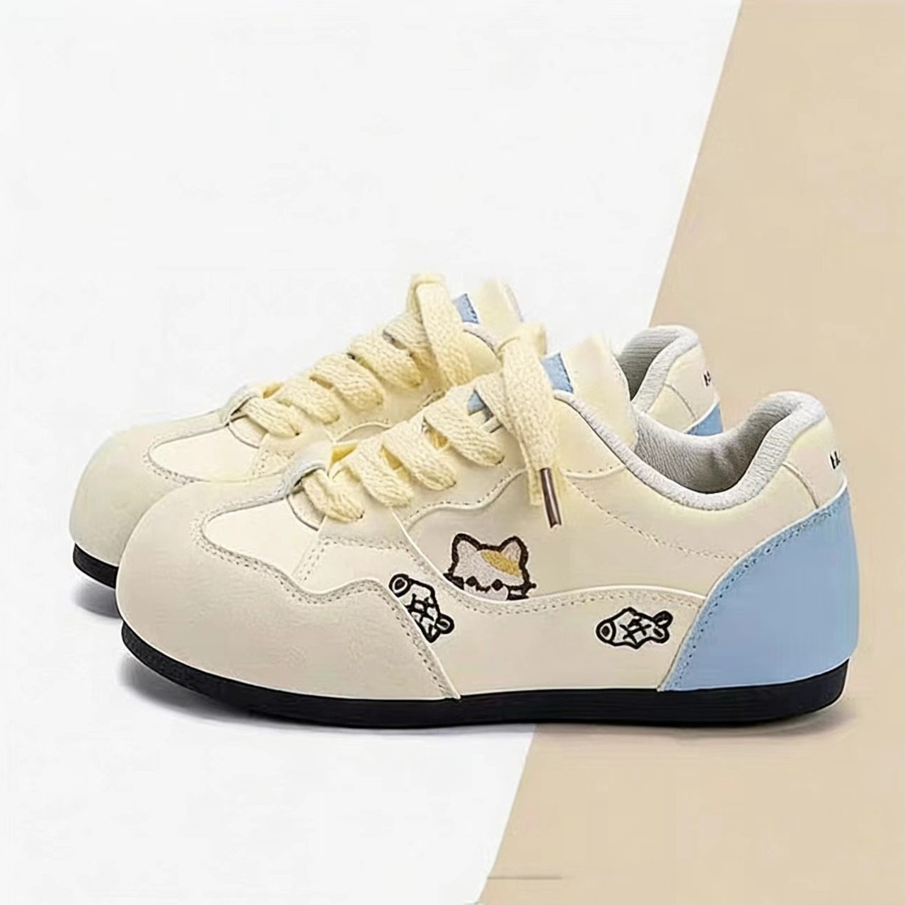 Zapatos de entrenamiento para mujeres 2026 primavera lindo viento zapatos de mujer casuales versátiles aumentan la altura de los zapatos de skate originales zapatos deportivos blancos