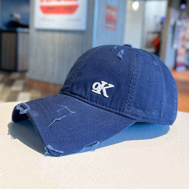 Sombreras de béisbol bordadas con letras personales moda para hombres y mujeres agujeros rotos gorra de boca de pato de pareja gorra de vaquero