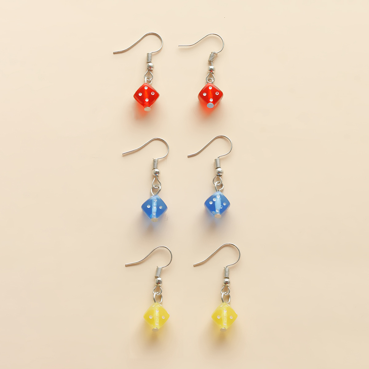 Vente En Gros Bijoux Boucles D&#39;oreilles En Acrylique Avec Dés De Couleur Bonbon Nihaojewelry display picture 8