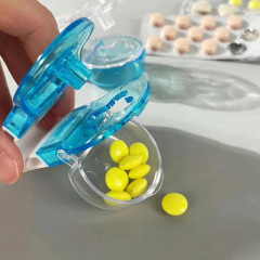 新商品の薬取り器のクロスボーダー薬箱の便利な老人は透明な携帯の錠剤のabsの2色を押して卸売りを選択します。