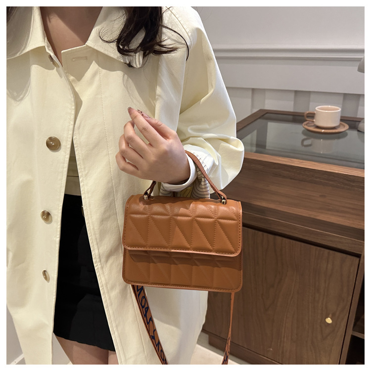 A stylish and simple diamond-shaped small square bag for the autumn and winter of 2024, featuring a solid color and a trendy single-shoulder bag for women undefined