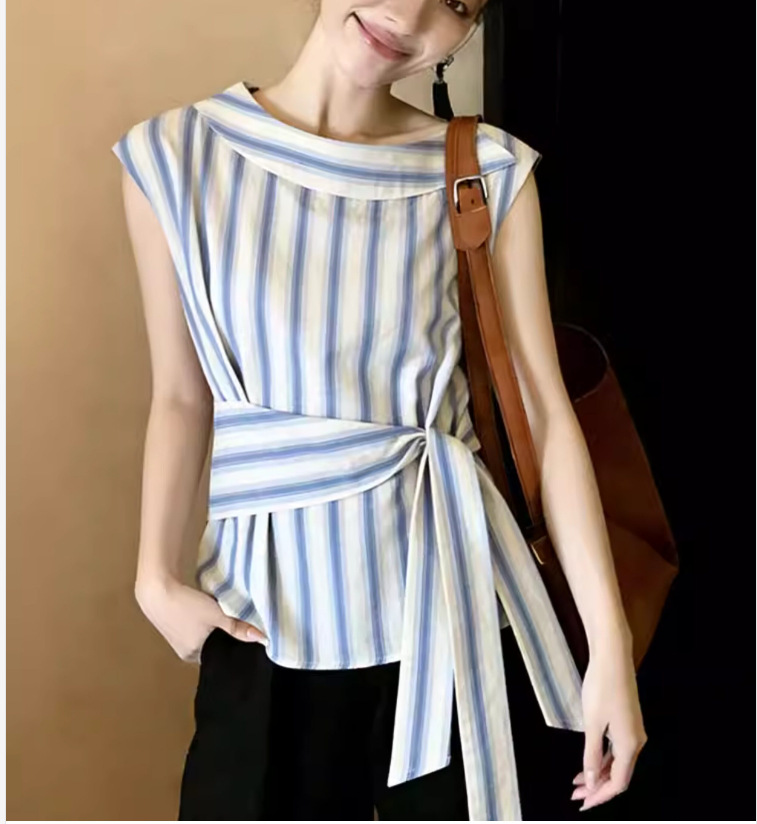 Áo vest không tay nữ thiết kế lệch vai sọc xanh trắng, dây buộc thắt lưng, dáng rộng suông — Sọc xanh trắng chi tiết 4