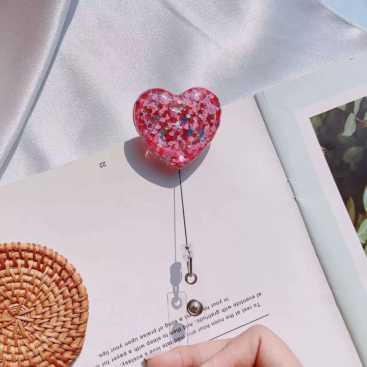 Ins style Xiaohongshu new love sequin easy-pull work permit crocodile clip heart-shaped glitter Korean version easy-pull buckle