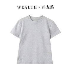 グレーのゆったりした半袖tシャツの女性モデルの夏の起爆金2025新高級感のある着痩せ上着