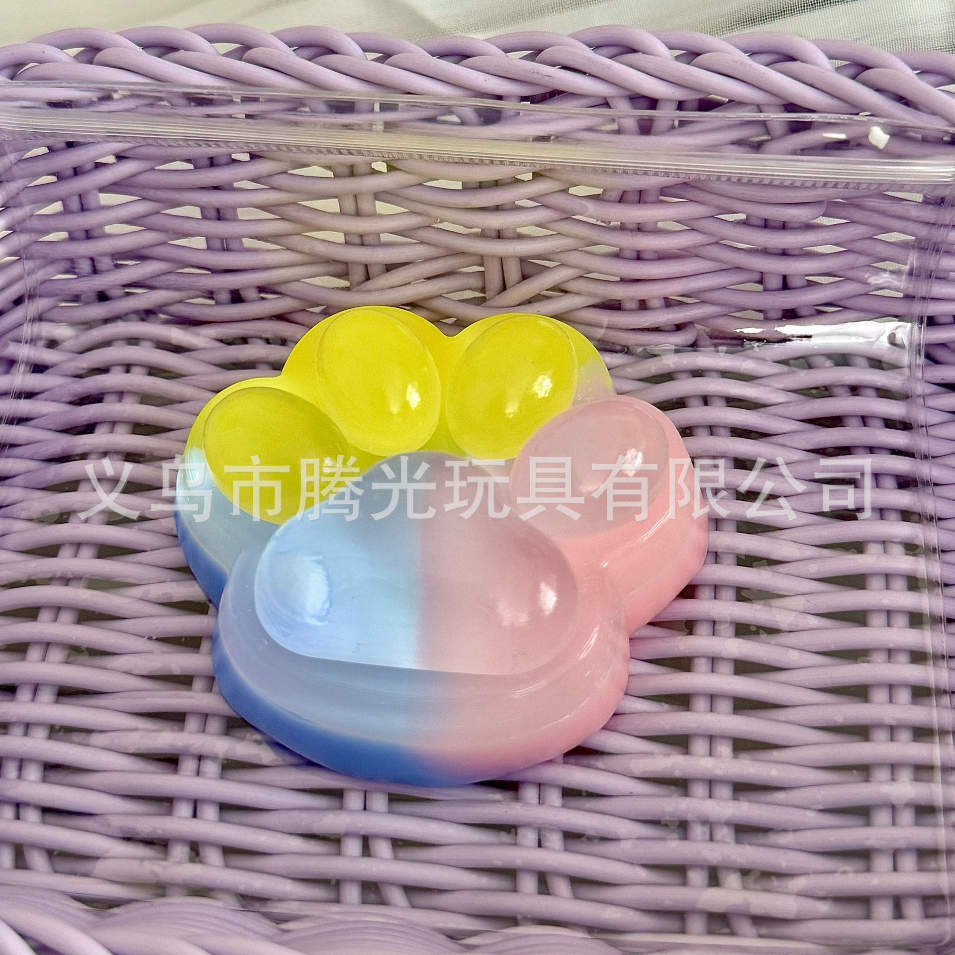 세 가지 색상의 투명한 고양이 발톱