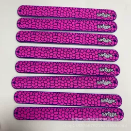 钥匙扣及钥匙扣配件;餐垫、杯垫;手环