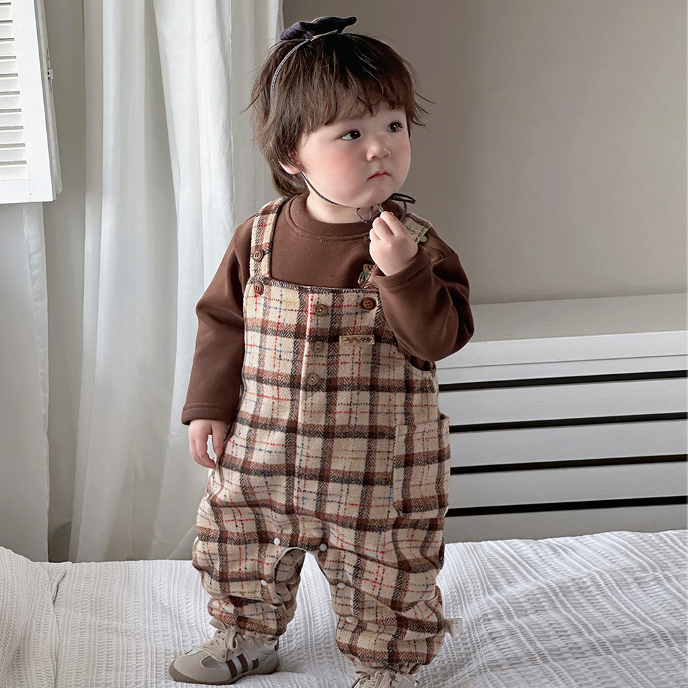 2024 invierno nuevo bebé Maillard plaid traje de estilo occidental engrosado, cálido y cómodo mono suave traje de dos piezas