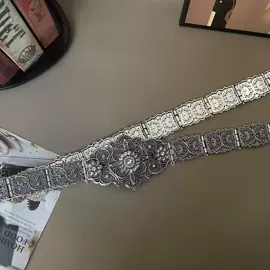 腰带;腰链;胸饰