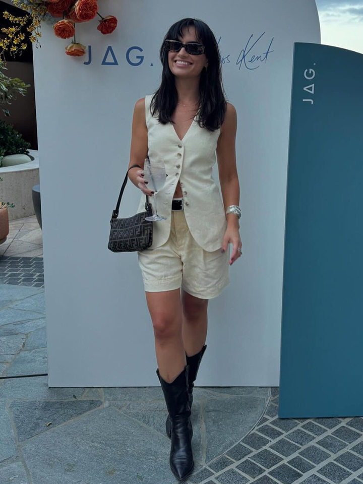 Bộ vest gile và quần short nữ chất liệu lanh cotton, áo khoét vai không tay, kiểu công sở — Màu mơ, Màu nâu đậm, Màu trắng, Màu xanh nước biển chi tiết 34