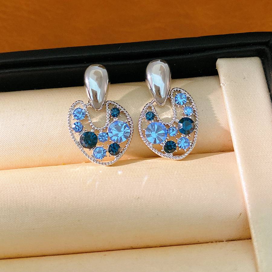 Agujas de plata con diamantes huecos pernos redondos azules personalidad de moda pendientes de lujo ligero pendientes de alta calidad para mujeres
