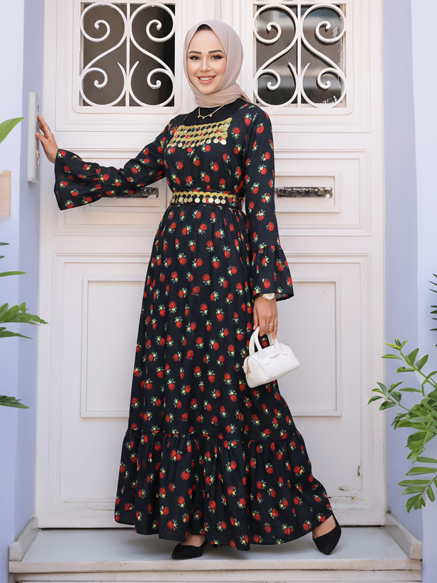 Elegante abaya nera con maniche a svasata e design stampato_voghion.com