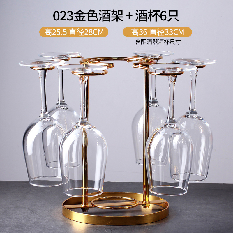 軽くて豪華な風の金色の酒の箱はワインの棚を飾ってワインの棚のワインの杯の棚を並べます。|undefined