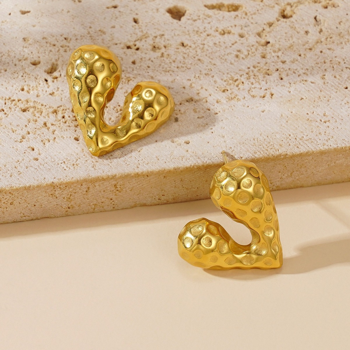 Europa y los Estados Unidos nuevos aretes de diseño de alto nivel de amor irregulares de nicho simple acero de titanio chapado en oro joyas de moda auriculares
