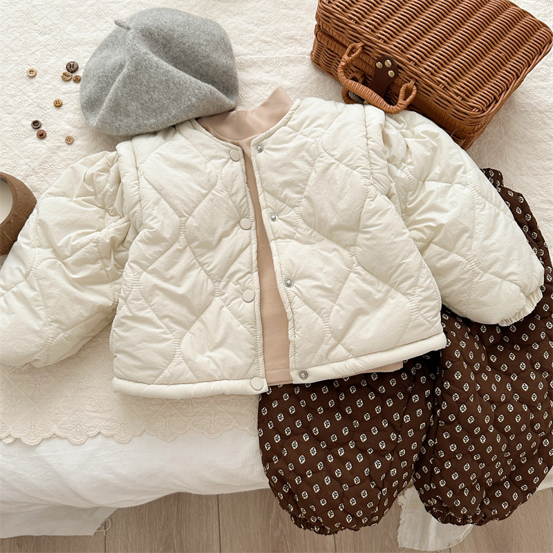 Xifan 2023 Invierno nuevos niños de estilo coreano acolchado algodón patchwork manga abrigo niñas color sólido engrosada forro polar de algodón acolchado