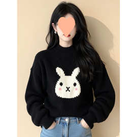 可爱兔子印花黑色毛衣女款2025新款冬季慵懒风圆领超好看针织上衣
