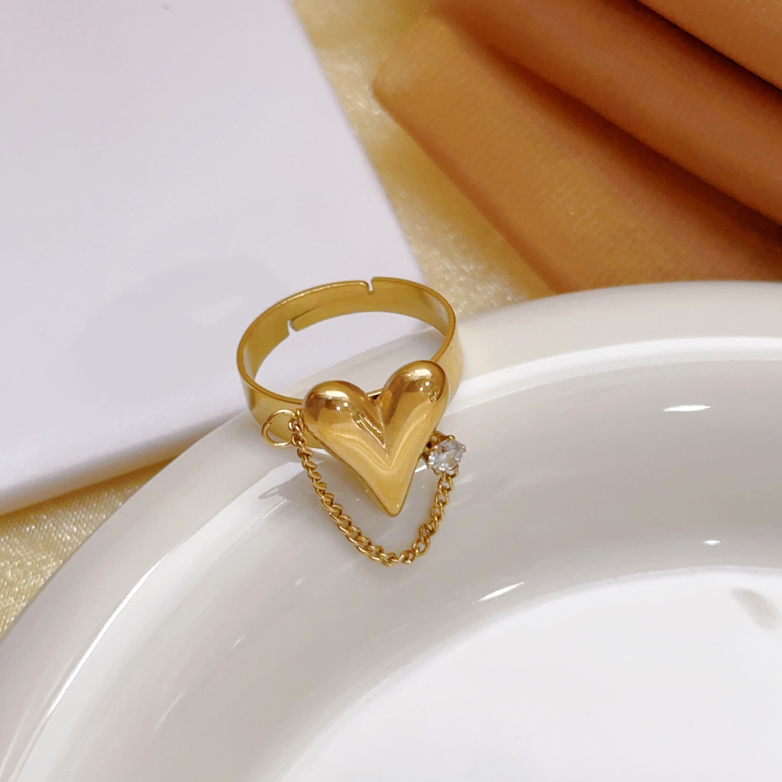 Explosiones transfronterizas de amor de cadena de diamante de diseño de empalme de orejas de acero de titanio oro real no desvanece el temperamento de nicho del corazón de桃ar