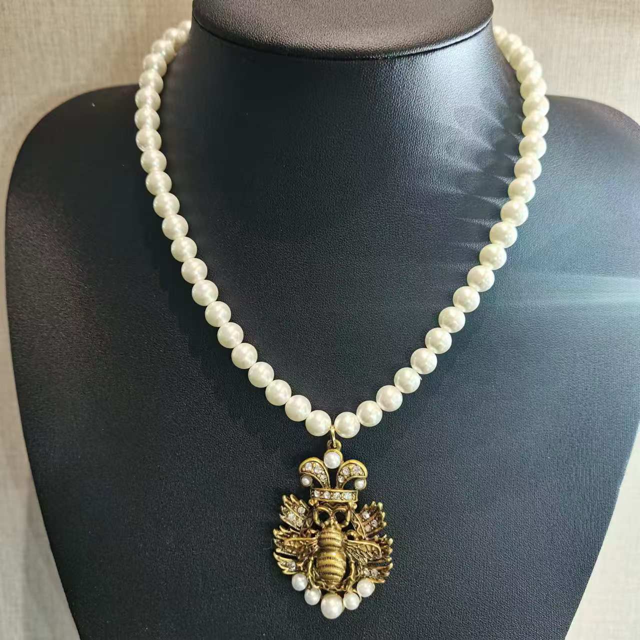 elegant fashionable retro necklace from pearl