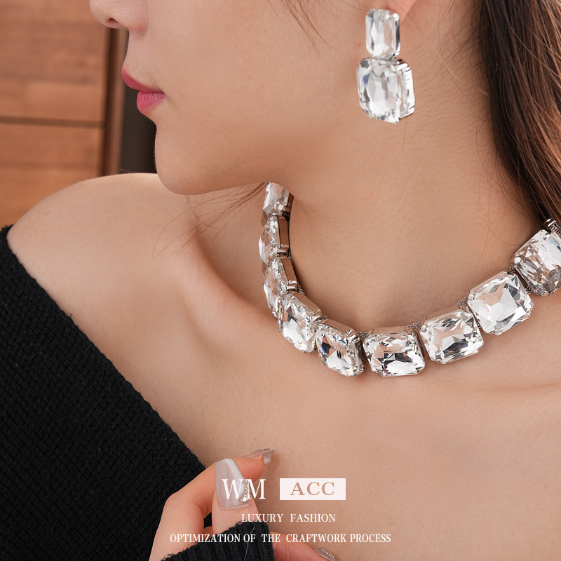 Pendientes cuadrados con incrustaciones de diamantes Collar de dos piezas Pendientes de temperamento exagerado de todo fósforo de moda Accesorios de vestir de alta gama de lujo ligero