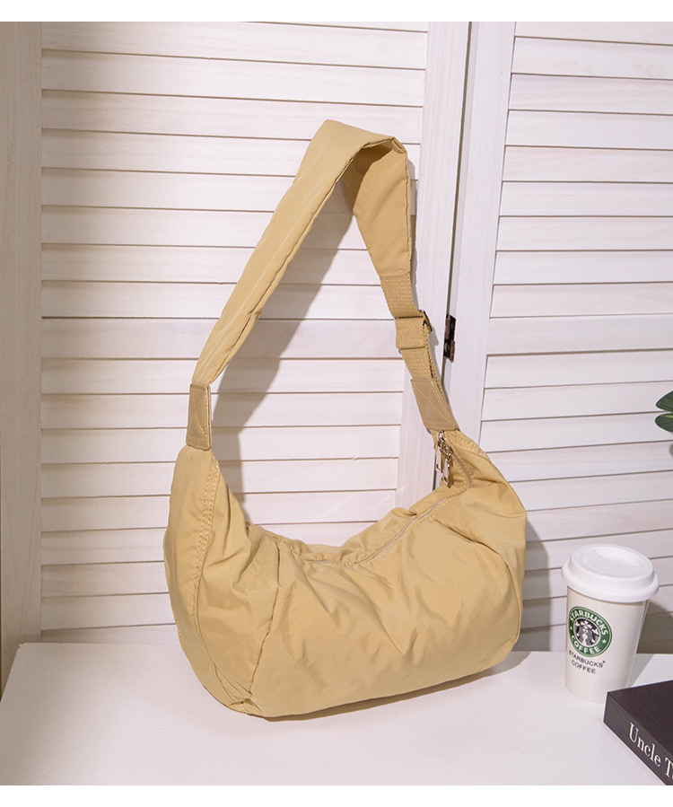 Women's Medium Nylon Solid Color Basic Zipper Cloud Shape Bag display picture 12