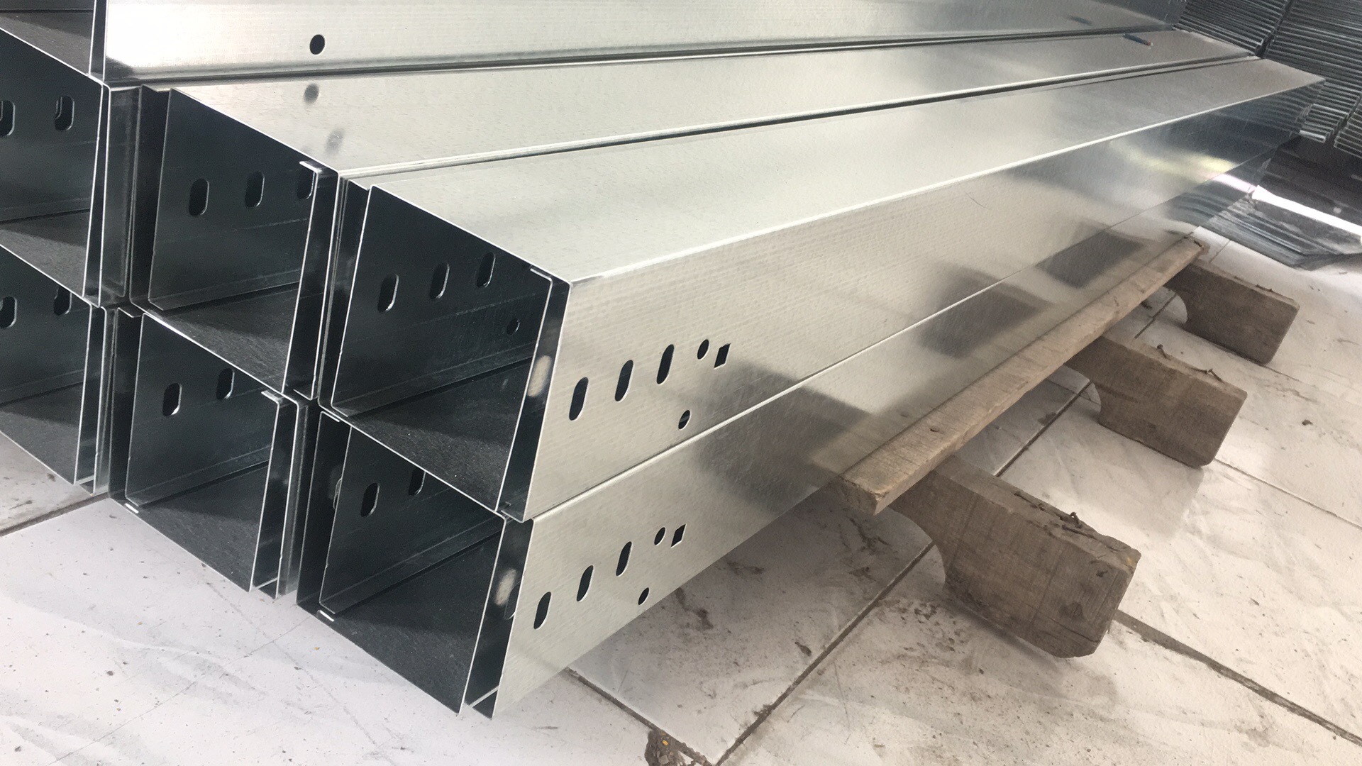 【现货热销】 青岛桥架 胶州 桥架100*100 镀锌桥架 电缆桥架