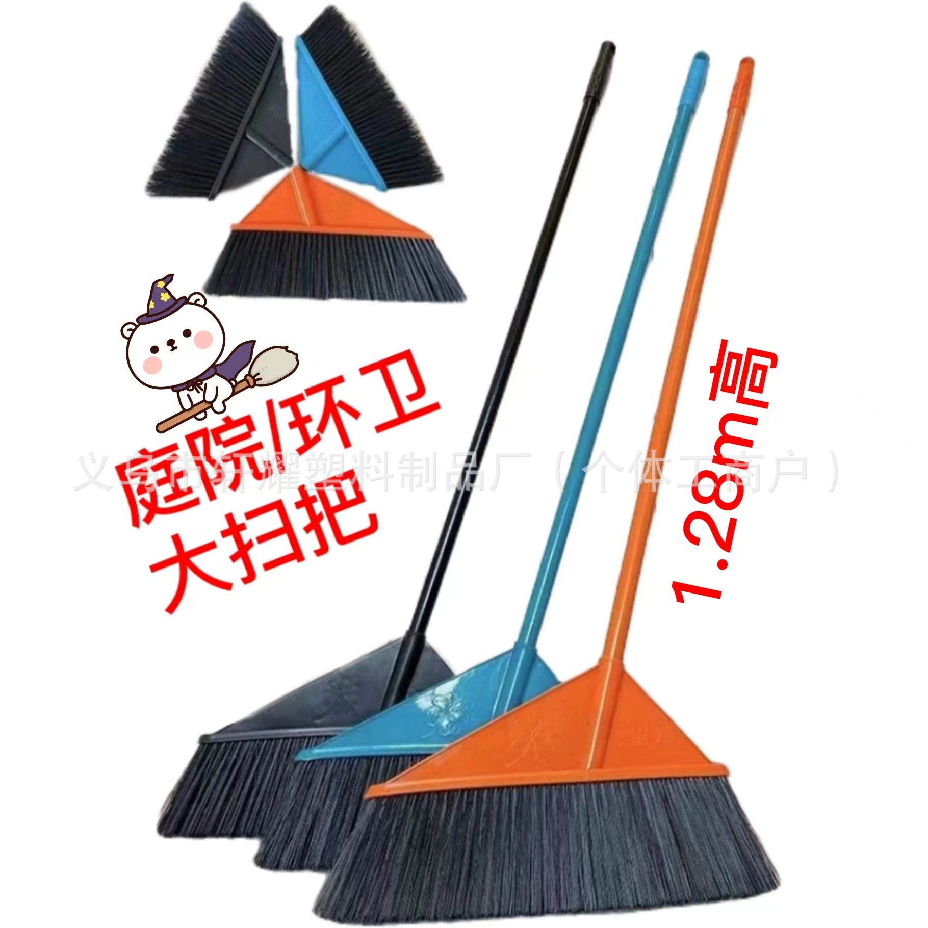 Большая метла на открытом воздухе земля с жесткими волосками во дворе двора на открытом воздухе большая сельская длинная метла не наклоняется