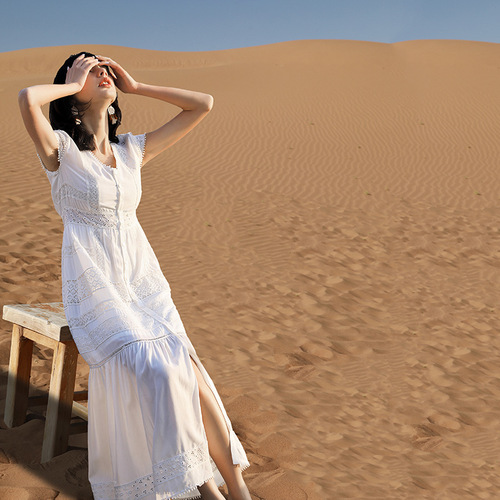 白色连衣裙蕾丝旅行穿搭2024气质性感V领新款韩版镂空中长款f639