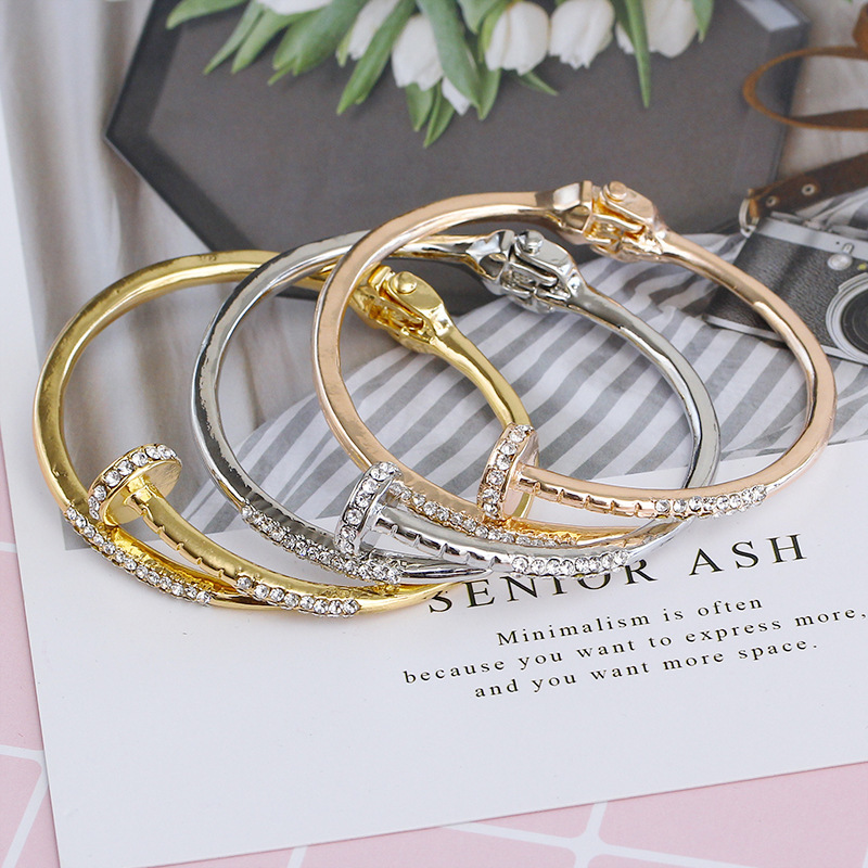 Joyería europea y americana película y televisión mismo estilo de estrellas, su personalidad pulsera de uñas pulsera de aleación de venta caliente transfronteriza en stock