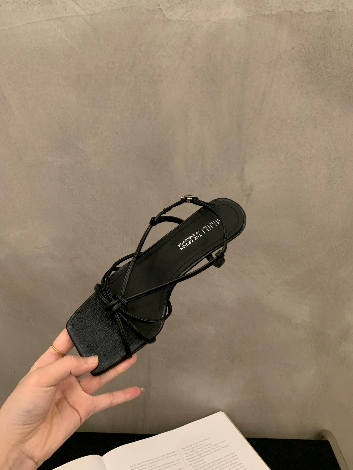 Черные летние сандалии 2024 года, французский стиль, тонкий ремешок
