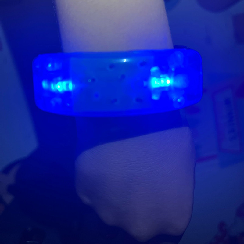 Fabricantes LED al por mayor pulsera luminosa pulsera electrónica barra de concierto KTV fiesta debe ayudar a los props