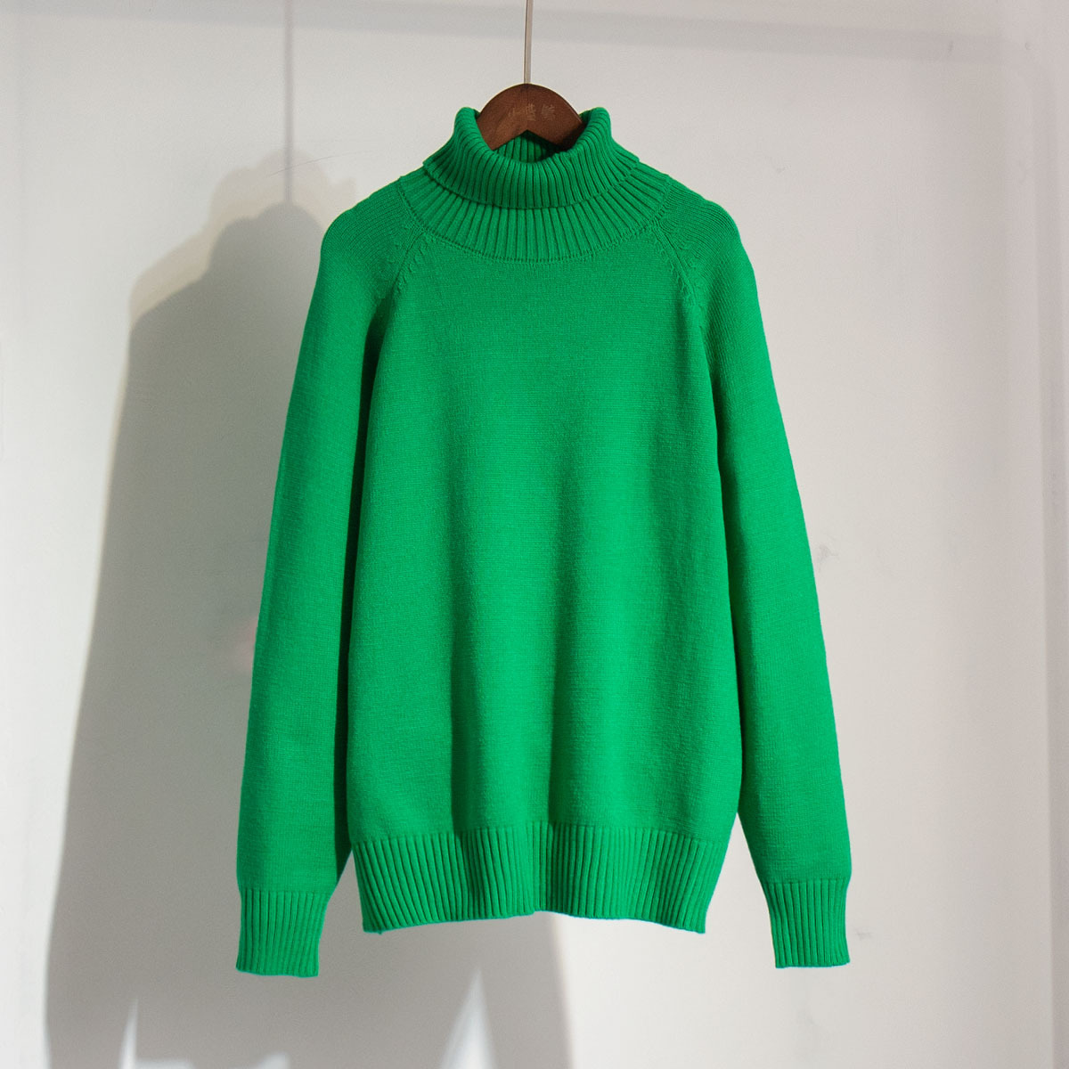 Suéter de cuello alto estilo europeo y americano, otoño-invierno 2025, elegante, versátil, de color liso, con manga raglán, diseño para mujer, longitud media. image 12