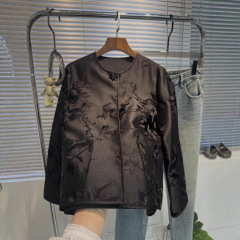 南油の卸売り2025年の春の新型の重工業の暗号化の刺繍の女性のタイプのコートの気質は軽くて豪華できわめて簡単です。