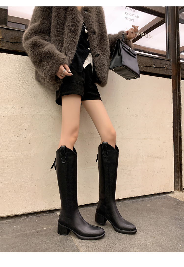 Boot nữ cổ cao ôm bắp chân dáng V thon gọn, đế dày, gót vuông nhỏ — nhung đen chi tiết 15