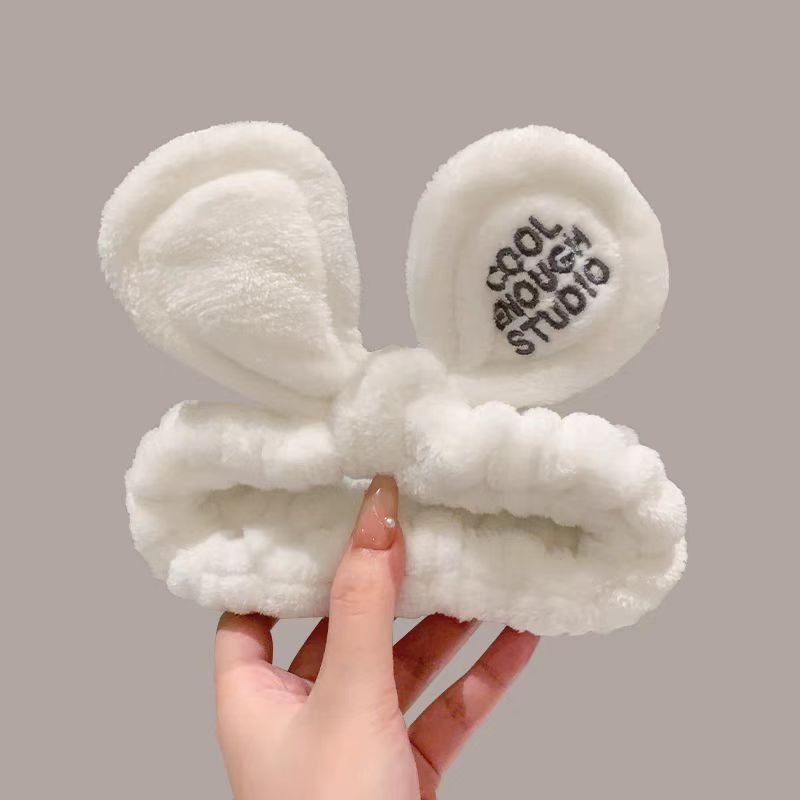 かわいいぬいぐるみのウサギの耳の顔を洗って髪を束ねます。手首に防湿袖の神器をつけます。|undefined
