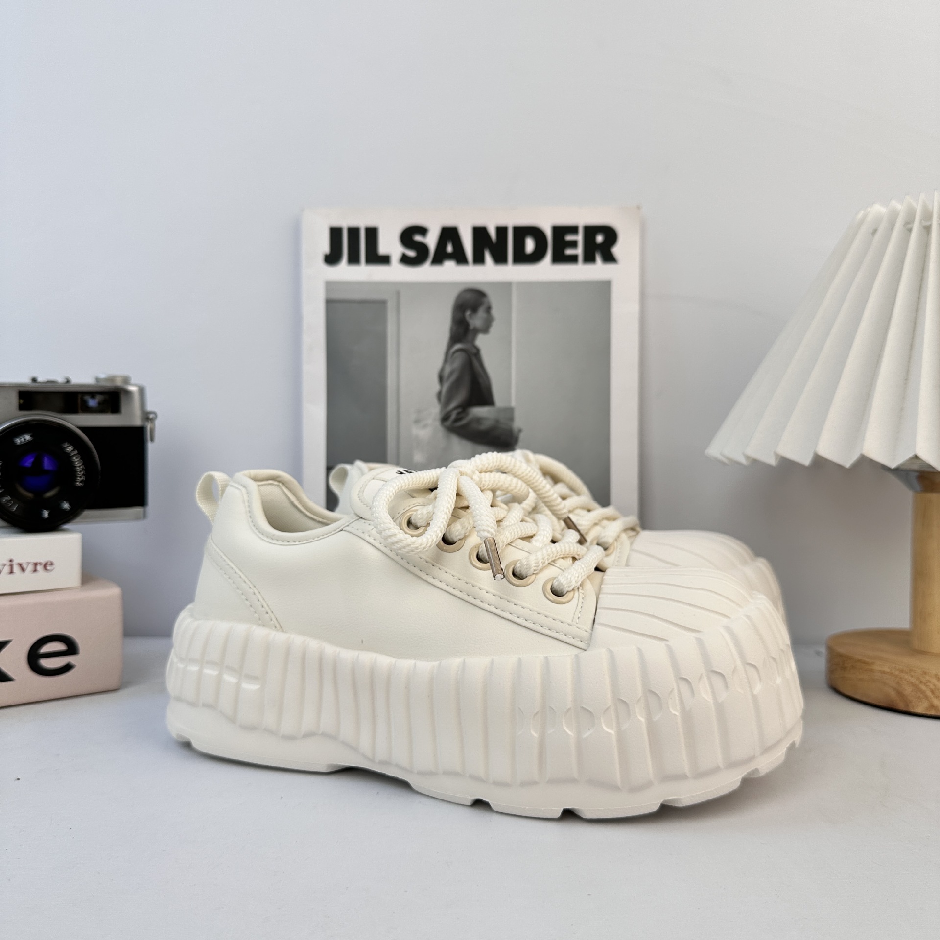 Zapatos blancos de cabeza de concha para mujeres 2025, nuevos zapatos casuales transpirables con base de muffin, pantalones de piernas anchas, zapatos de skate