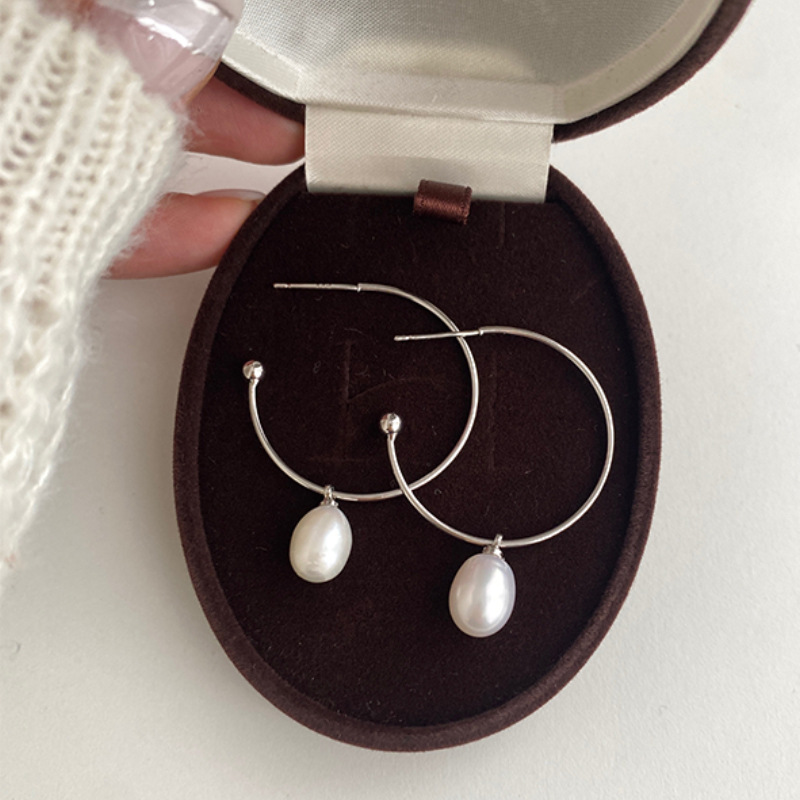 French-style minimalist pearl hoop earrings, vintage gentle circular earrings, light luxury with a high-end and cool vibe, stud earrings