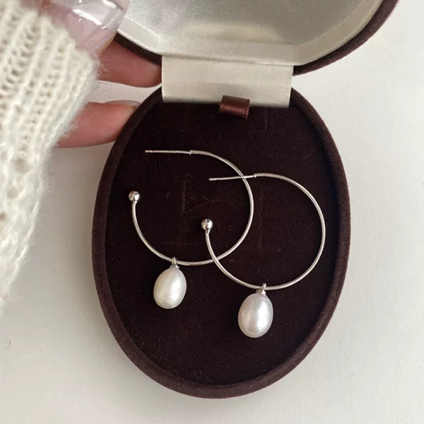 French-style minimalist pearl hoop earrings, vintage gentle circular earrings, light luxury with a high-end and cool vibe, stud earrings