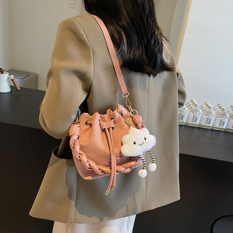 时尚磨砂束口设计手提水桶包女2025秋冬新款流行斜挎包百搭单肩包|undefined