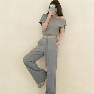 �nϵchic���bŮ�����ð�ɫ���e����һ����б���������ֱͲ���ѝ