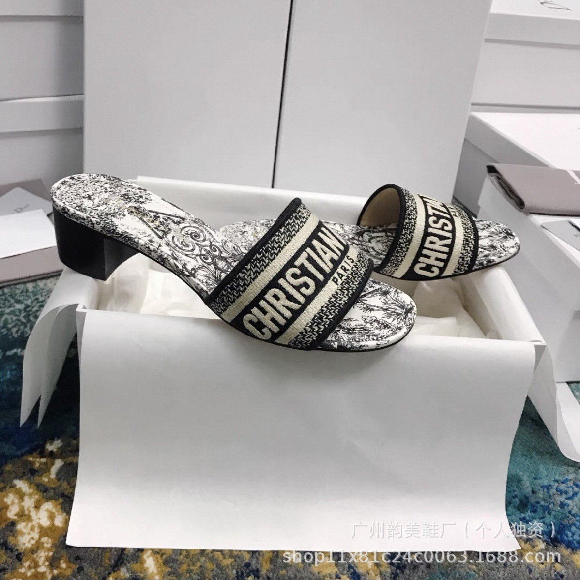 2025 verano D casa pantuflas bordadas mujeres que usan ropa exterior celebridad de Internet playa piel de oveja con zapatillas de diamantes de imitación de tacón medio mujeres